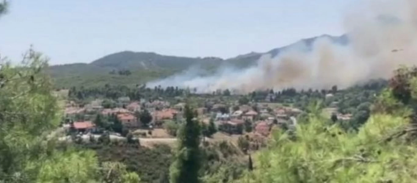 Έντονη η οσμή του καπνού στα Βριλήσσια από την φωτιά στη Σταμάτα